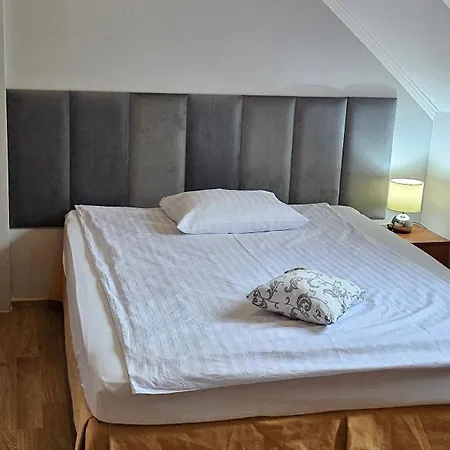 Letnia Jacuzzi & Sauna Bed & Breakfast